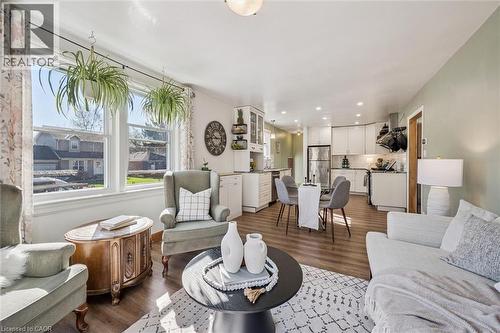68 Albert Street, Cambridge, ON - Indoor Photo Showing Living Room