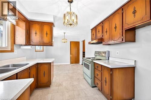 35 Rangeview Court, Hamilton, ON - Indoor Photo Showing Kitchen With Double Sink