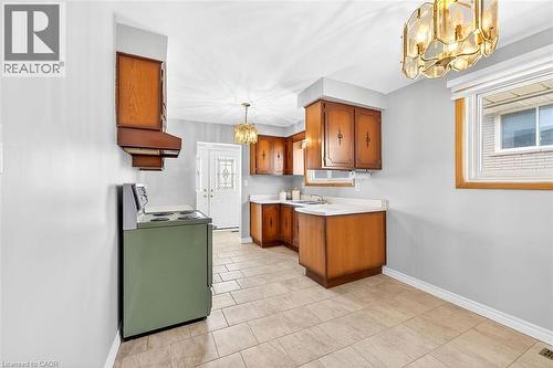 35 Rangeview Court, Hamilton, ON - Indoor Photo Showing Kitchen