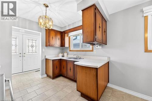 35 Rangeview Court, Hamilton, ON - Indoor Photo Showing Kitchen With Double Sink
