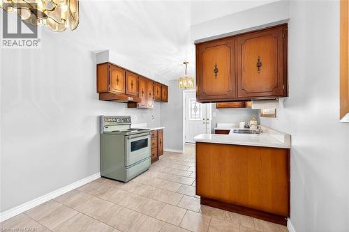 35 Rangeview Court, Hamilton, ON - Indoor Photo Showing Kitchen With Double Sink