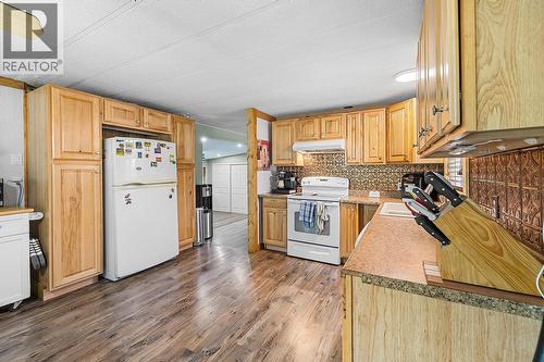 1077 Goat River South Road, Creston, BC - Indoor Photo Showing Kitchen