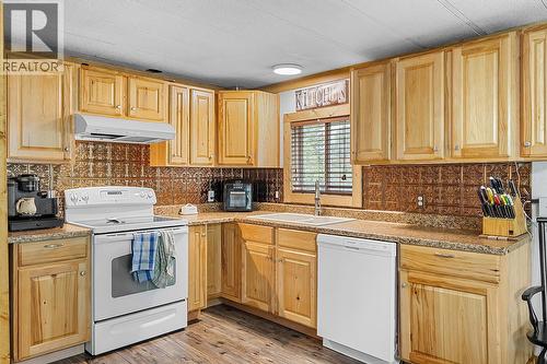 1077 Goat River South Road, Creston, BC - Indoor Photo Showing Kitchen With Double Sink