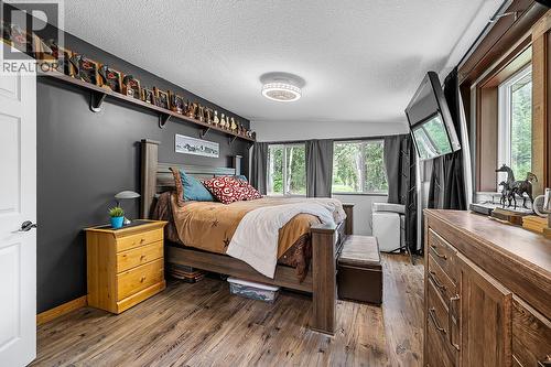 1077 Goat River South Road, Creston, BC - Indoor Photo Showing Bedroom