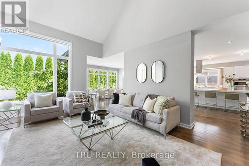 250 Sunnyridge Crescent, Ottawa, ON - Indoor Photo Showing Living Room