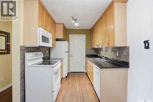 104D2 1121 Mckercher Drive, Saskatoon, SK - Indoor Photo Showing Kitchen