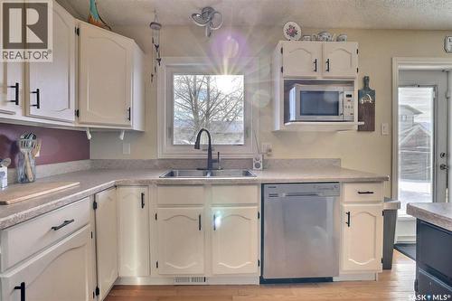 6507 Gillmore Drive, Regina, SK - Indoor Photo Showing Kitchen With Double Sink