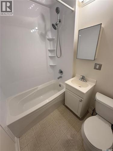 218 Hilliard Street E, Saskatoon, SK - Indoor Photo Showing Bathroom