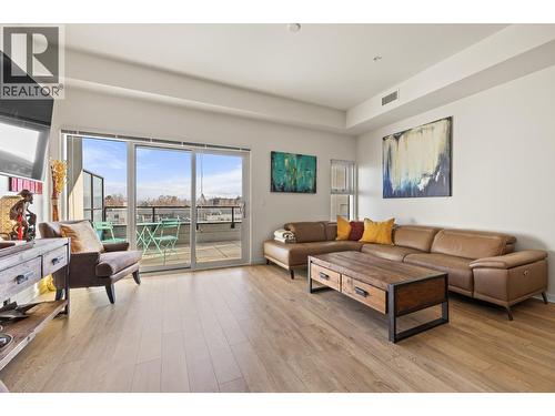 3030 Pandosy Street Unit# 316, Kelowna, BC - Indoor Photo Showing Living Room