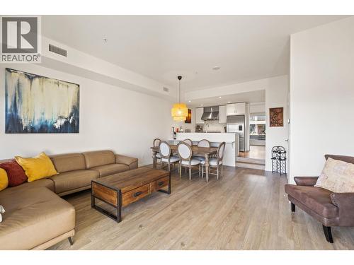 3030 Pandosy Street Unit# 316, Kelowna, BC - Indoor Photo Showing Living Room