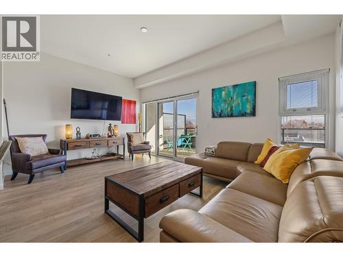 3030 Pandosy Street Unit# 316, Kelowna, BC - Indoor Photo Showing Living Room