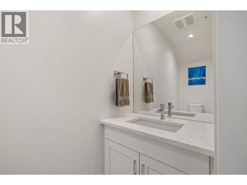 3030 Pandosy Street Unit# 316, Kelowna, BC - Indoor Photo Showing Bathroom