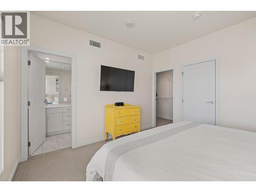 3030 Pandosy Street Unit# 316, Kelowna, BC - Indoor Photo Showing Bedroom