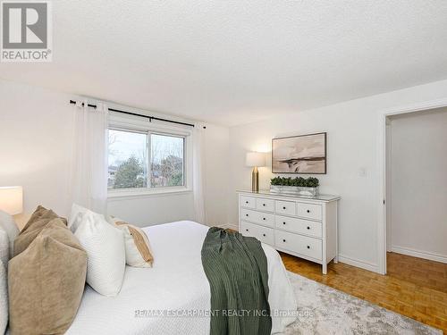 655 Lomond Crescent, Burlington, ON - Indoor Photo Showing Bedroom