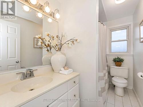 655 Lomond Crescent, Burlington, ON - Indoor Photo Showing Bathroom