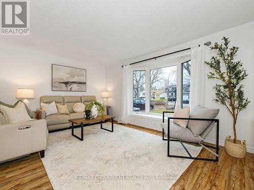 655 Lomond Crescent, Burlington, ON - Indoor Photo Showing Living Room
