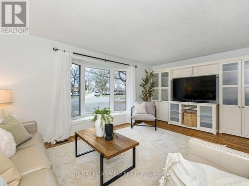655 Lomond Crescent, Burlington, ON - Indoor Photo Showing Living Room