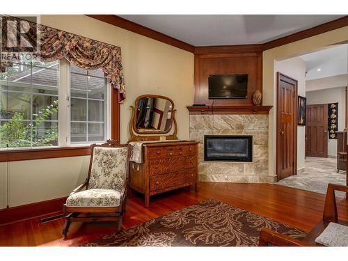 9310 Kalamalka Road, Coldstream, BC - Indoor Photo Showing Living Room With Fireplace