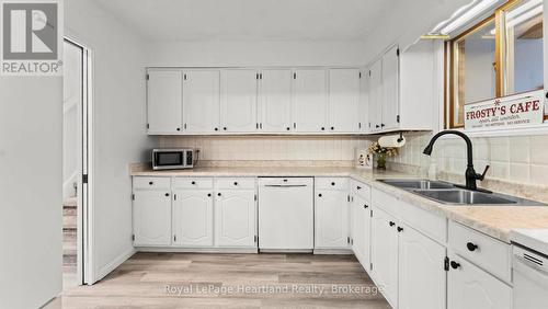 17 Suncoast Drive W, Goderich (Goderich (Town)), ON - Indoor Photo Showing Kitchen With Double Sink