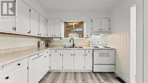 17 Suncoast Drive W, Goderich (Goderich (Town)), ON - Indoor Photo Showing Kitchen With Double Sink