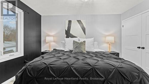 17 Suncoast Drive W, Goderich (Goderich (Town)), ON - Indoor Photo Showing Bedroom