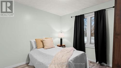 17 Suncoast Drive W, Goderich (Goderich (Town)), ON - Indoor Photo Showing Bedroom