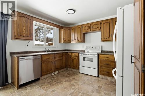 15 Rutley Street, Regina, SK - Indoor Photo Showing Kitchen With Double Sink