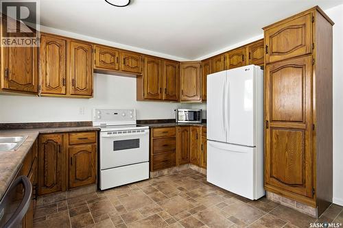 15 Rutley Street, Regina, SK - Indoor Photo Showing Kitchen