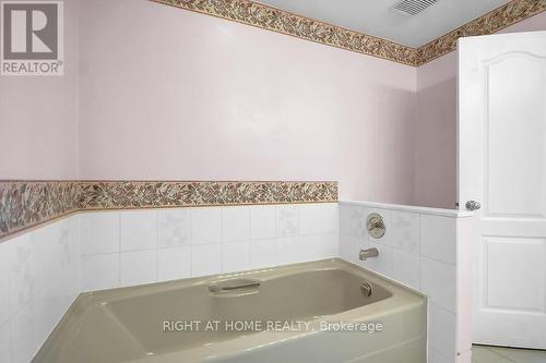 38 Kettering, Ottawa, ON - Indoor Photo Showing Bathroom