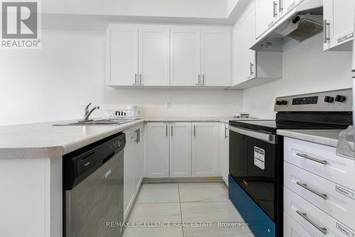 138 Winters Way, Shelburne, ON - Indoor Photo Showing Kitchen With Double Sink