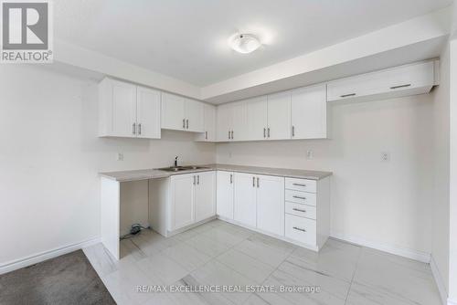138 Winters Way, Shelburne, ON - Indoor Photo Showing Kitchen With Double Sink