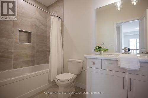 6673 Hayward Drive, London South (South V), ON - Indoor Photo Showing Bathroom
