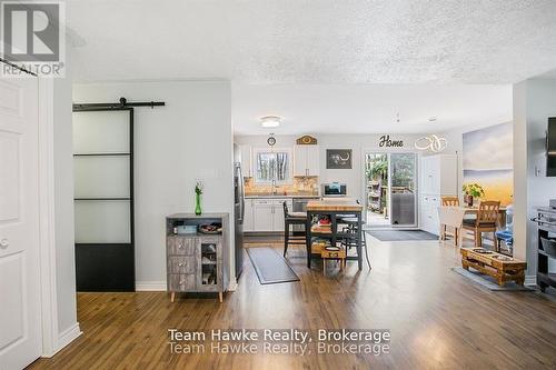 22 Laurier Boulevard, Tiny, ON - Indoor Photo Showing Living Room
