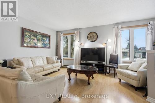 428 Dayna Crescent, Waterloo, ON - Indoor Photo Showing Living Room