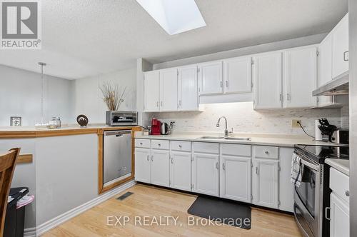 428 Dayna Crescent, Waterloo, ON - Indoor Photo Showing Kitchen With Double Sink