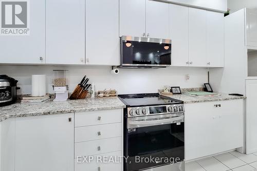 131 Munro Circle, Brantford, ON - Indoor Photo Showing Kitchen With Upgraded Kitchen