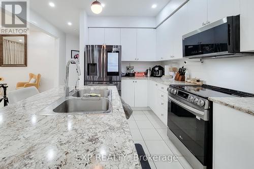 131 Munro Circle, Brantford, ON - Indoor Photo Showing Kitchen With Double Sink With Upgraded Kitchen