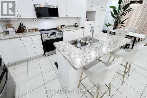 131 Munro Circle, Brantford, ON - Indoor Photo Showing Kitchen With Double Sink With Upgraded Kitchen