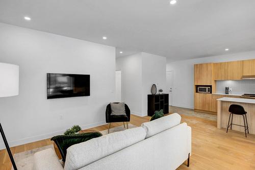 Salon - Rue Blondin, Sainte-Adèle, QC - Indoor