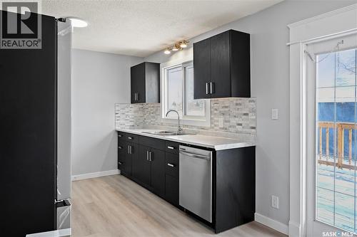 443 Argyle Street N, Regina, SK - Indoor Photo Showing Kitchen