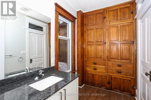 94 Scott Street, Kitchener, ON - Indoor Photo Showing Bathroom