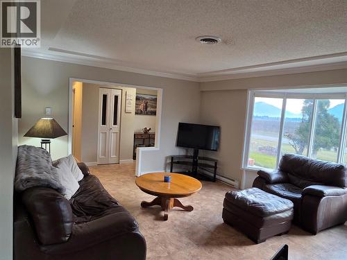 2546 Upper Bench Road, Keremeos, BC - Indoor Photo Showing Living Room
