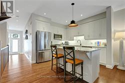 Kitchen with breakfast island - 