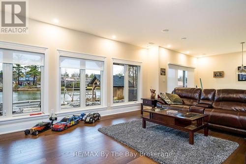18 Edgewater Road, Wasaga Beach, ON - Indoor Photo Showing Bedroom