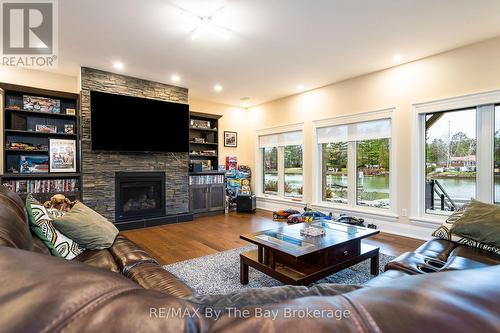 18 Edgewater Road, Wasaga Beach, ON - Indoor Photo Showing Bedroom