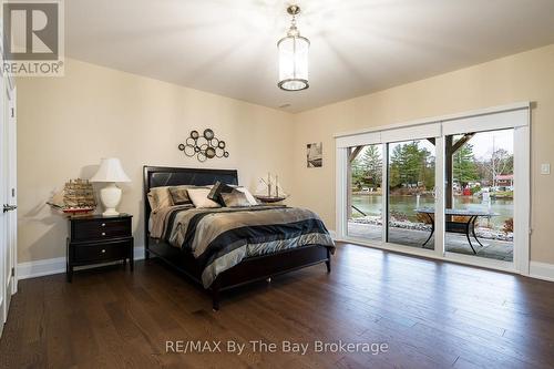 18 Edgewater Road, Wasaga Beach, ON - Indoor Photo Showing Living Room