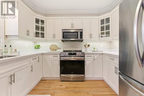 5205 Brada Crescent, Burlington, ON - Indoor Photo Showing Kitchen With Upgraded Kitchen