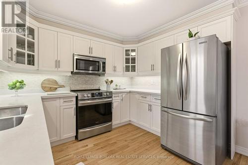 5205 Brada Crescent, Burlington, ON - Indoor Photo Showing Kitchen With Double Sink With Upgraded Kitchen