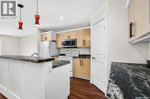 915 Athabasca Street E, Moose Jaw, SK - Indoor Photo Showing Kitchen