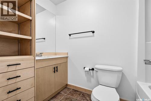 915 Athabasca Street E, Moose Jaw, SK - Indoor Photo Showing Bathroom